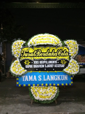 Papan Bunga Duka di Bumi Beringin